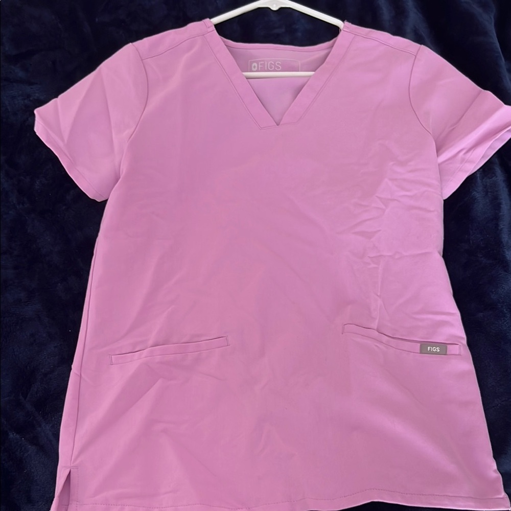 Figs Women's Short Sleeve V-Neck Top in Light Pink